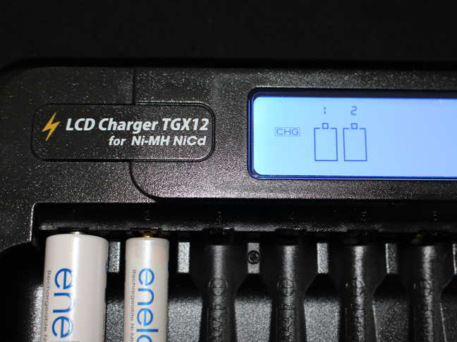 たくさんの充電池を12個まとめて一気に充電！「LCD 充電器TGX12」