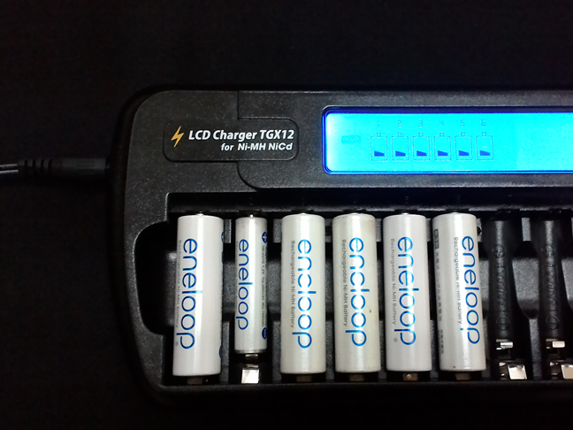 たくさんの充電池を12個まとめて一気に充電！「LCD 充電器TGX12」04